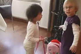 3岁女儿跟外国姐姐“吵架”，还知道跟老外吵架要讲英文！真可爱图片