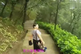 听张明敏《走在乡间的小路上》，儿时的画面瞬间呈现在眼前图片
