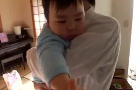 实拍：小宝宝哭闹着，离不开爸爸的怀抱，妈妈都要吃醋啦！图片