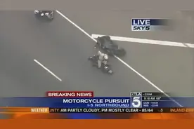 看美国交警如何拦截违法摩托车 效率比中国高多了！视频封面