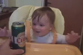 小酒鬼，见到啤酒这么兴奋的表情 萌翻了！