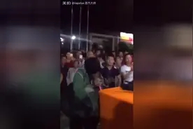 网络最红乞丐《月半小夜曲》把自己唱哭了，有故事的人啊图片