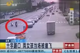 两女孩骑电动车闯红灯被撞飞，交警一句话：全责！图片