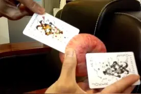 现实中扑克削苹果，原来电影中扑克杀人不是假的！图片