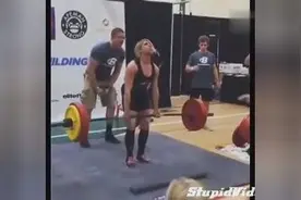 女子举重，用力的一瞬间却发生了令人恶心的一幕！视频封面