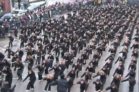 街头千人快闪模仿迈克尔杰克逊舞蹈，绝对壮观、震撼！图片