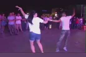 广场舞跳成这样也是非常有创意了