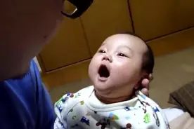 小宝宝迫不及待学说话，爸妈笑疯了！图片