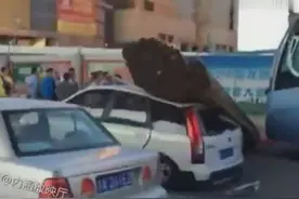 悲催的车祸瞬间，这大货车骑在房顶上算怎么回事？图片