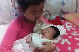 爸爸让姐姐哄一个月零23天的妹妹不哭，这语气也太凶了图片