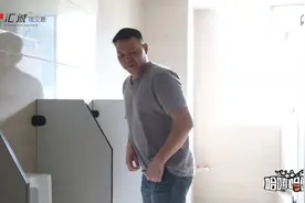 男子上厕所，结果被甩一脸尿图片