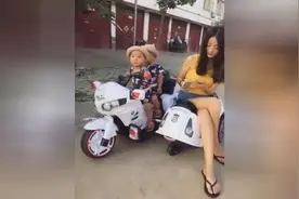 双胞胎小外甥开车带小姨街上兜风图片