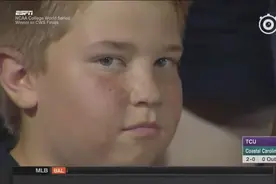 棒球比赛中镜头突然切换到观众席上的一个小男孩，这眼神直击灵魂视频封面