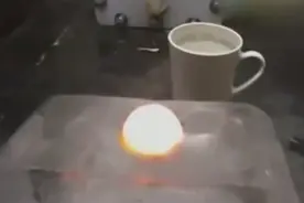 将烧红的铁球放进冰块里会怎样？吓死宝宝了！图片