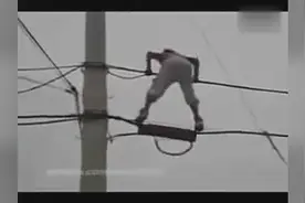实拍熊孩子高压电线上玩舞蹈被电 瞬间暴毙，身体起火。