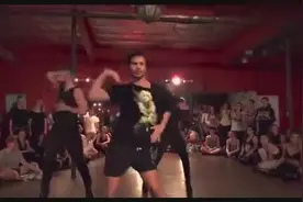 分分钟被这群男人的魔性舞蹈给秒杀了图片