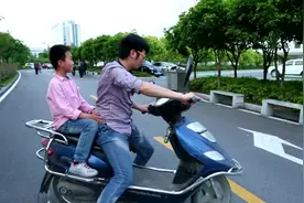 逗逼老公骑车带儿子与老婆上街甩掉老婆浑然不知图片