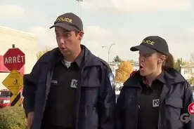 老奶奶拿不到重物，年轻人过来帮忙，打开汽车后备箱让他傻了！图片