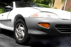 小轿车开上拖车，司机直接这么干，看傻眼图片