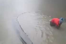 实拍男子捕鱼现场 还真抓到不少大鱼图片