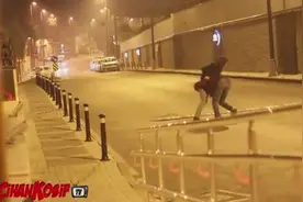 法律NO。  假扮恐怖分子开车扫射路人恶搞图片