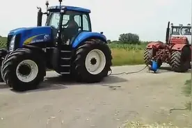 新德国造与老苏联拖拉机间拔河图片