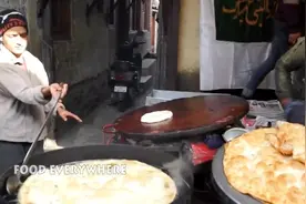 印度街头的各种特色小吃，大饼不光能烙还能炸着吃，真是长见识了图片