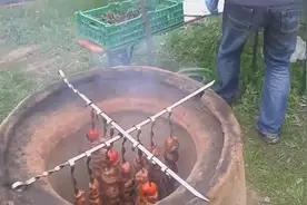 老大爷在自家院子里烧烤，这种筒状烧烤炉还真不多见，长见识了！图片