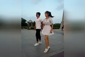 这次女孩带了个男的来跳鬼步舞，这节奏真提神图片