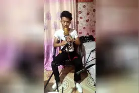 帅哥用葫芦丝演奏（等你等了那么久）图片