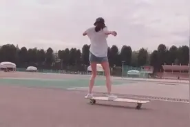 看看这长腿女神滑板玩的 难道只有长腿才能玩出美的境界图片
