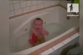 宝宝洗澡被做面膜的妈妈吓的大哭不敢动，一个劲的拼命喊爸爸图片