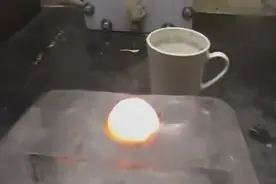 将烧红的铁球放进冰块里，看着真舒服图片