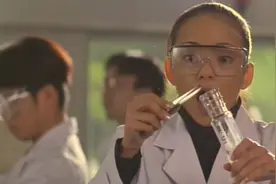 美女做化学实验，一个不小心把整个实验都炸了！视频封面