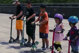 如何快速学会极限滑板车？4步就能直线滑行，3步学会平地跳跃！视频封面