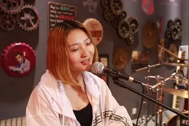 女生酒吧献唱《南方姑娘》俘获年轻人心？视频封面