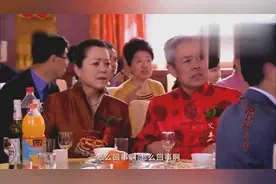 婚礼现场突发状况，美女司仪机智救场，一个成语全场掌声视频封面