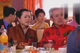 婚礼现场突发状况，美女司仪机智救场，一个成语全场掌声视频封面