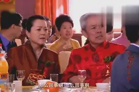 婚礼现场突发状况，美女司仪机智救场，一个成语全场掌声视频封面