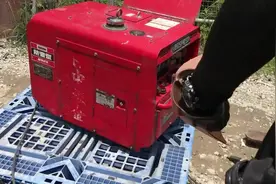 小哥试用日本的小型电焊机，体积小焊接效率高，盖蔬菜大棚必备视频封面