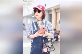 吴昕大热天不怕热捂这么严实，一路聊手机还嘟嘴卖萌