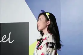 方媛晒出童年照打脸“整容说”，从小美到大五官像混血儿视频封面