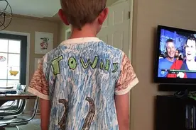 小球迷亲手绘制唐斯球衣 唐斯：太特别了图片