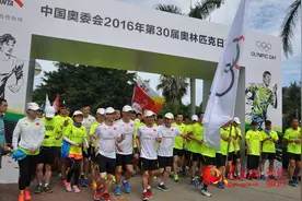 奥林匹克长跑日厦门同步开跑 奥运冠军滕海滨领跑图片