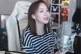 二珂《烟火里的尘埃》只有我 守着安静的沙漠 等待着花开视频封面