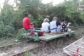 柬埔寨独有的“敞篷火车”，下面是钢轮上面是竹片，跑起来飞一样视频封面