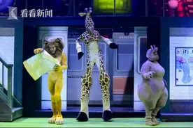 跟着企鹅一起浪 梦工厂原版音乐剧《马达加斯加》魔都开演图片