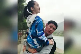 女歌手甘萍近照，48岁如少女，嫁曾身价最高国足，一家三口曝光视频封面