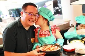 萌娃父亲节送礼“我给爸爸做披萨”图片