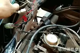 摩托车维修疑难杂症之加大油门摩托车车子一顿一顿的怎么解决？视频封面